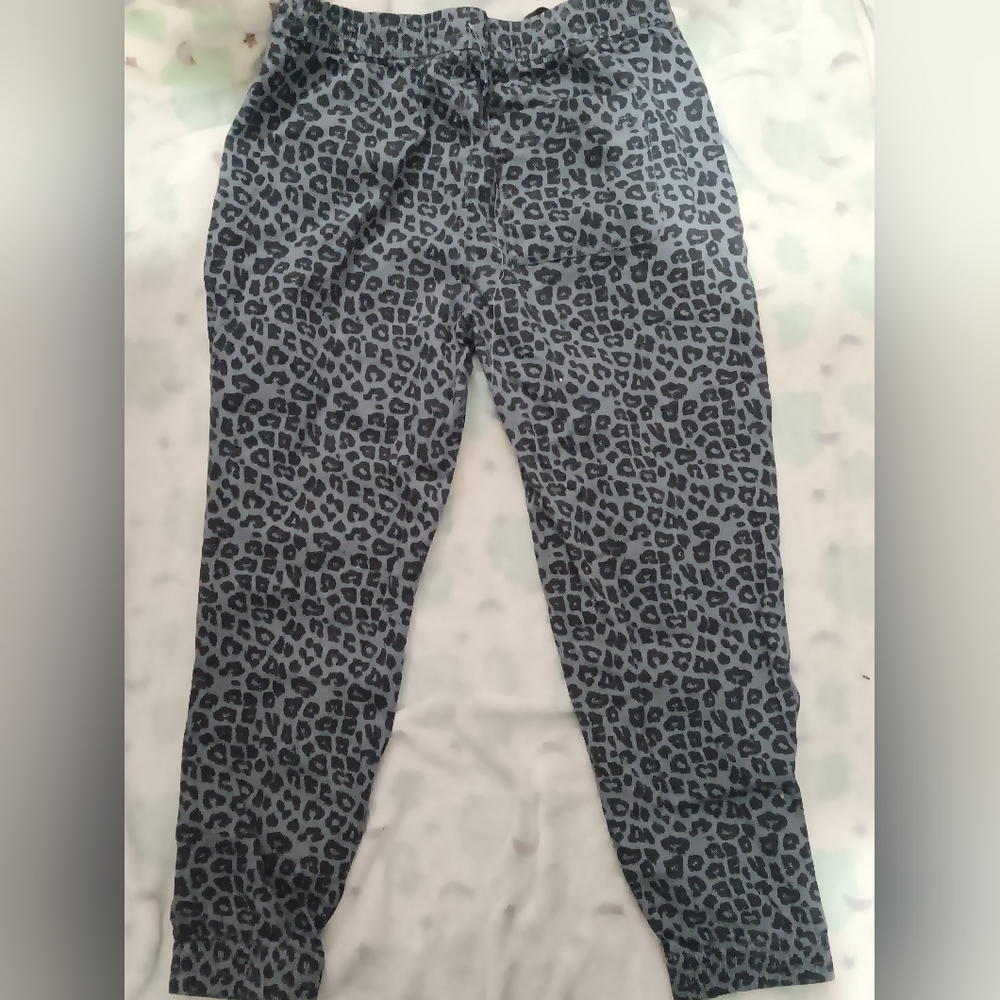 Large Grey cheetah capris pants